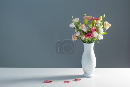 Téléchargez les photos : Bouquet d'eustomie sur fond sombre - en image libre de droit
