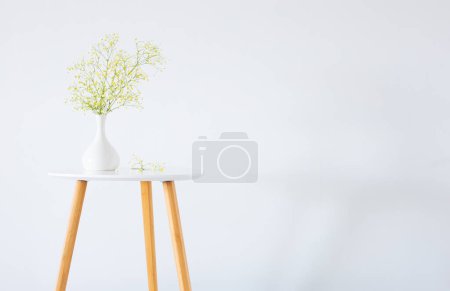 Téléchargez les photos : Gypsophila jaune en vase blanc sur fond blanc - en image libre de droit