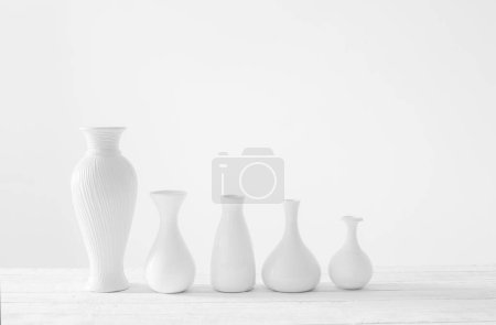 Foto de Jarrones blancos de cerámica sobre fondo blanco - Imagen libre de derechos
