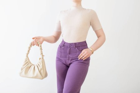 Foto de Mujer con bolso de mano de cerca sobre fondo blanco - Imagen libre de derechos