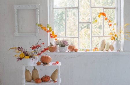 Foto de Decoración natural de otoño con calabazas y bayas de serbal sobre fondo blanco - Imagen libre de derechos