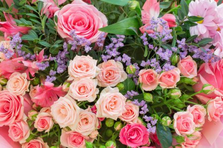 Foto de Ramo de rosas y otras flores de cerca - Imagen libre de derechos