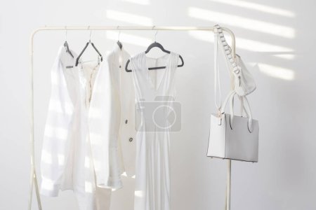 Foto de Armario de verano cápsula blanca femenina en habitación blanca - Imagen libre de derechos