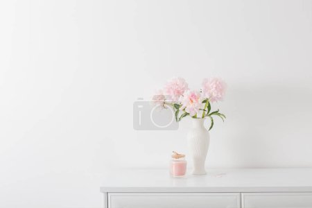Téléchargez les photos : Pivoines roses en céramique vase blanc à l'intérieur blanc - en image libre de droit