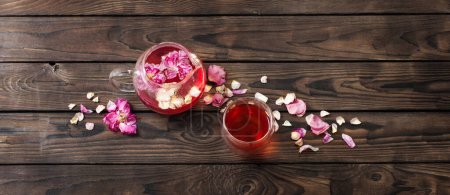 Téléchargez les photos : Thé aux pétales de rose en théière de verre - en image libre de droit