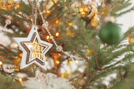 Foto de Árbol de Navidad con la decoración de cerca - Imagen libre de derechos