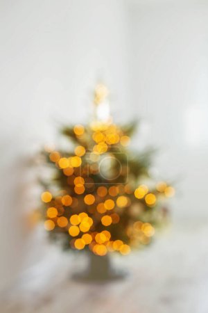 Foto de Fuera de foco árbol de navidad foto sobre fondo blanco - Imagen libre de derechos