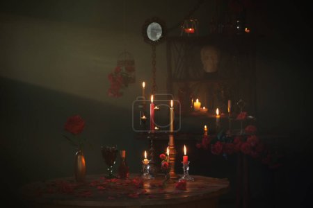 Téléchargez les photos : Potion magique aux roses rouges et aux bougies allumées dans la chambre noire - en image libre de droit