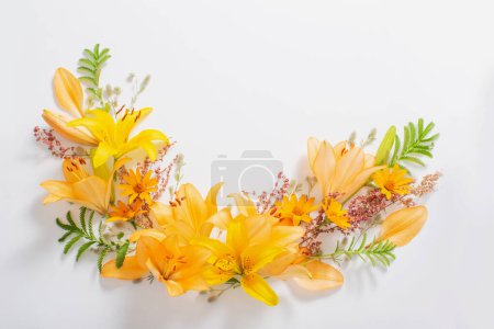 Foto de Flores de verano brillantes sobre fondo blanco - Imagen libre de derechos