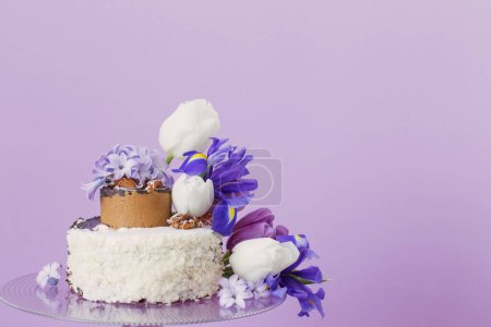 Téléchargez les photos : Gâteau avec des fleurs de printemps - en image libre de droit