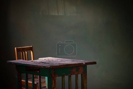 Foto de Mesa de madera vieja sobre fondo verde pared vieja - Imagen libre de derechos