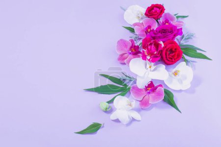 Foto de Patrón de flores de verano sobre fondo de papel de color - Imagen libre de derechos