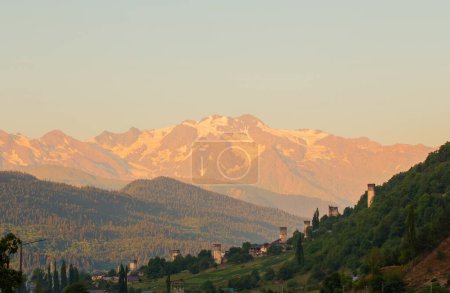 Foto de Paisaje de verano de montaña con torres svan en svaneti, georgia - Imagen libre de derechos