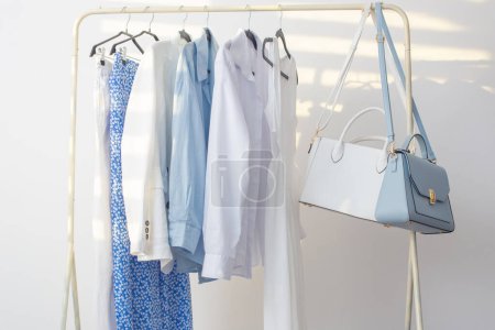 Téléchargez les photos : Femme blanc et bleu capsule garde-robe d'été en chambre blanche - en image libre de droit