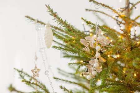Téléchargez les photos : Arbre de Noël avec décor gros plan - en image libre de droit