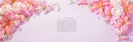 Foto de Hermosas flores de verano sobre fondo de papel de color - Imagen libre de derechos