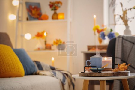 Téléchargez les photos : Tasse de café à l'intérieur confortable avec décor automnal - en image libre de droit