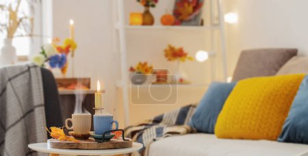 Foto de Dos tazas con bebidas calientes en casa con decoración otoñal - Imagen libre de derechos