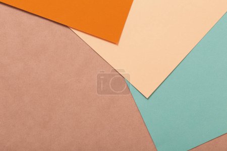 Téléchargez les photos : Fond de papier multicolore à partir de plusieurs feuilles de carton - en image libre de droit