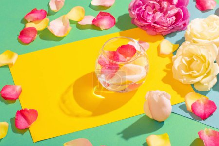 Téléchargez les photos : Fond moderne avec des fleurs de roses sur fond de papier coloré - en image libre de droit
