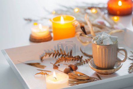 Téléchargez les photos : Deux tasses de café avec guimauves et décor d'automne sur plateau en bois blanc - en image libre de droit