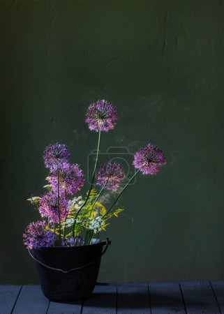 Téléchargez les photos : Bouquet d'oignons décoratifs fleuris dans un vase en verre - en image libre de droit