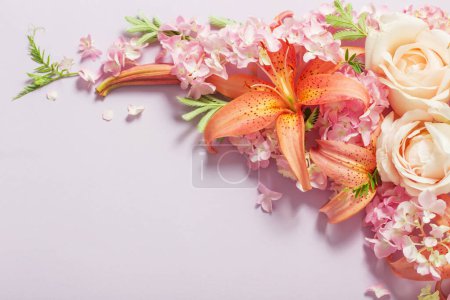 Téléchargez les photos : Belles fleurs d'été sur fond de papier couleur - en image libre de droit