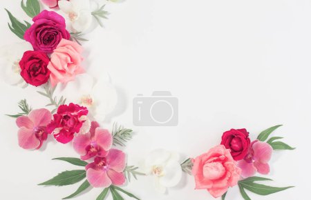 Téléchargez les photos : Motif de fleurs d'été sur fond blanc - en image libre de droit