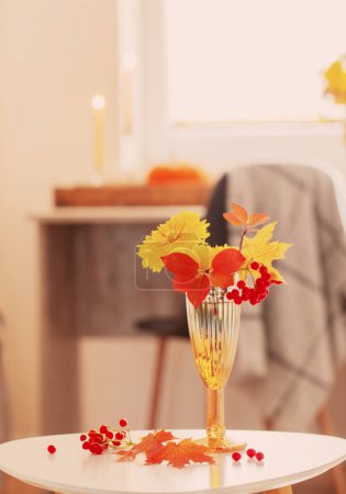 Foto de Hermoso ramo otoñal con flores y hojas en casa - Imagen libre de derechos