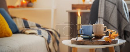 Foto de Dos tazas con bebidas calientes en casa con decoración otoñal - Imagen libre de derechos