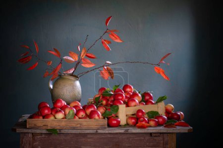 Foto de Manzanas rojas en la vieja mesa de madera en la pared azul de fondo - Imagen libre de derechos