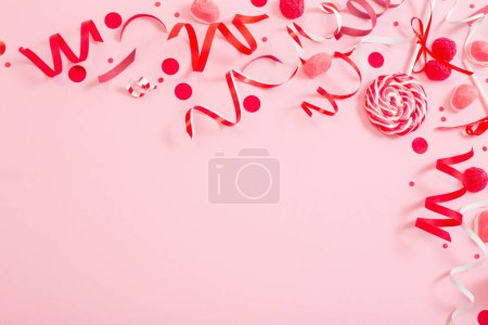 Téléchargez les photos : Fond d'anniversaire avec des décotations d'anniversaire en papier rouge et rose - en image libre de droit