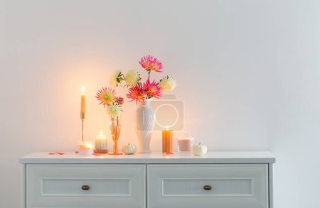 Téléchargez les photos : Beau décor avec des fleurs, citrouilles, bougies sur fond blanc - en image libre de droit
