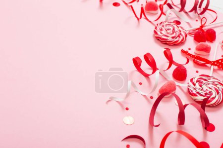 Foto de Fondo de cumpleaños con decotaciones de cumpleaños de papel rojo y rosa - Imagen libre de derechos