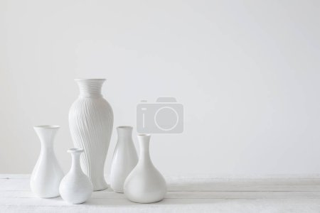 Téléchargez les photos : Vases blancs en céramique sur fond blanc - en image libre de droit