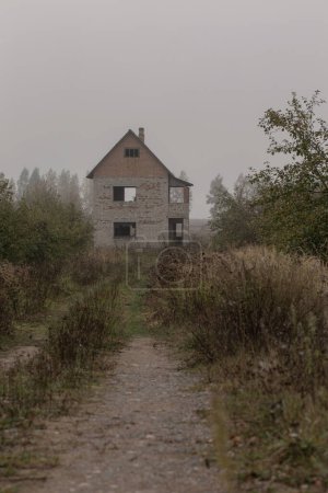 Téléchargez les photos : Petite maison de briques abandonnée en automne verger de pommes - en image libre de droit