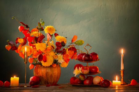 Téléchargez les photos : Beau bouquet automnal sur table en bois sur mur sombre - en image libre de droit