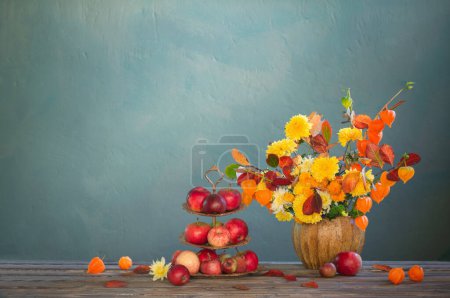 Foto de Hermoso ramo de otoño en la mesa de madera en la pared oscura - Imagen libre de derechos