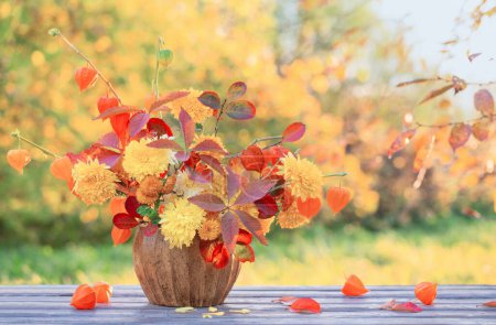 Téléchargez les photos : Beau bouquet automnal sur table en bois dans le jardin - en image libre de droit