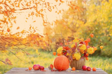 Foto de Hermoso ramo de otoño en la mesa de madera en el jardín - Imagen libre de derechos