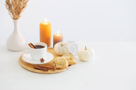 Téléchargez les photos : Tasse de café blanc avec décor confortable sur la table blanche - en image libre de droit