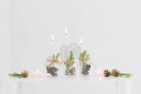 Téléchargez les photos : Maison décor de Noël avec des bougies allumées à l'intérieur whte - en image libre de droit