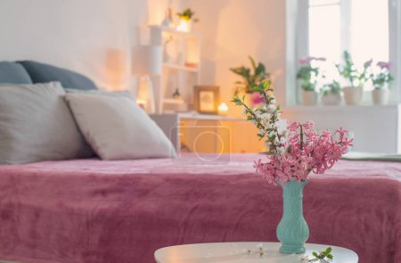Téléchargez les photos : Intérieur rose et blanc de la chambre à coucher avec fleurs printanières - en image libre de droit