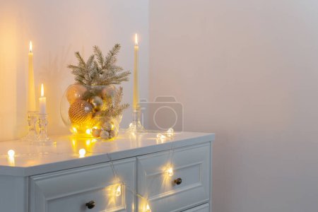 Foto de Decoración de Navidad con velas encendidas en el interior blanco - Imagen libre de derechos