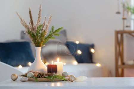 Foto de Velas ardientes con decoración de Navidad en el interior acogedor blanco - Imagen libre de derechos