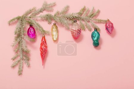 Téléchargez les photos : Jouets de Noël en verre vintage sur fond rose - en image libre de droit