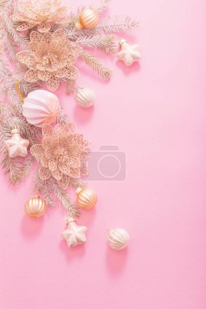 Foto de Decoraciones de Navidad doradas sobre fondo rosa - Imagen libre de derechos