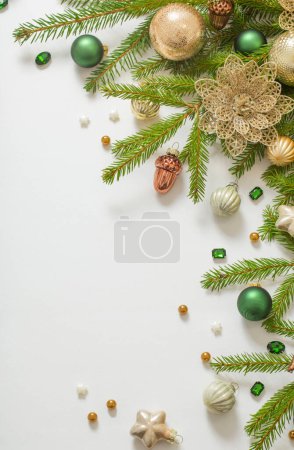 Téléchargez les photos : Décorations de Noël dorées et vertes sur fond blanc - en image libre de droit