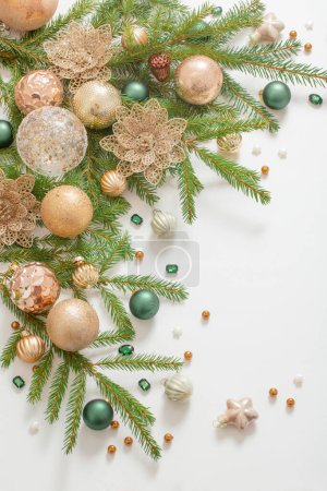 Foto de Decoraciones de Navidad doradas y verdes sobre fondo blanco - Imagen libre de derechos