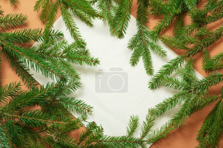 Foto de Fondo de Navidad vintage con ramas de abeto sobre papel viejo - Imagen libre de derechos